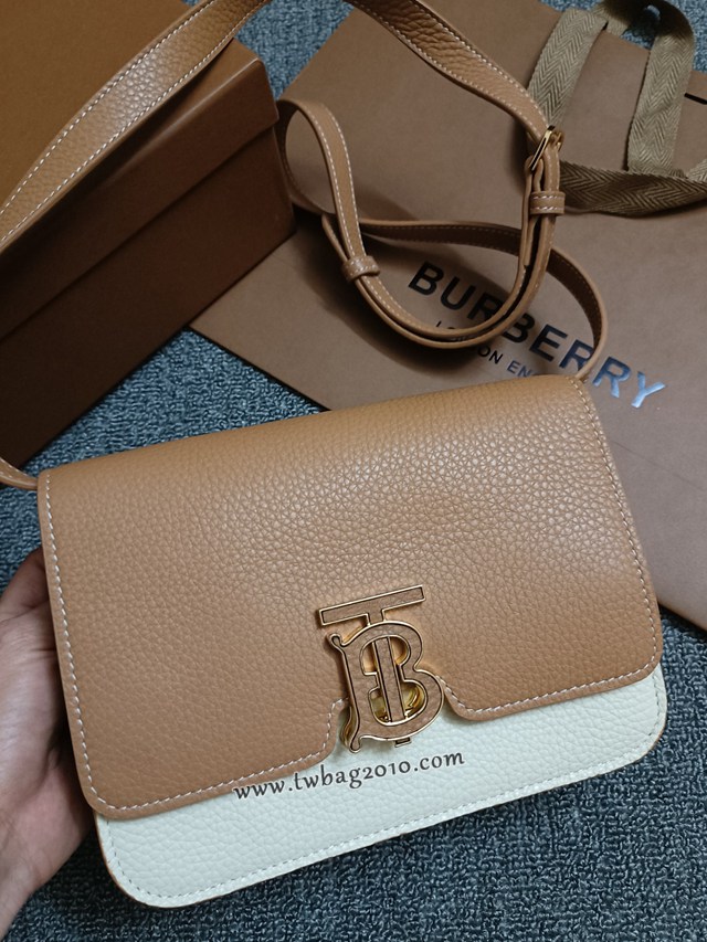 Burberry專櫃新版型立挺TB專屬標識鎖扣包 巴寶莉粒紋皮單肩斜挎女包 yxb1221